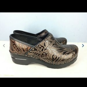 DANSKO BROWN/BLACK EMBOSSED PROFESSIONAL CLOGS
